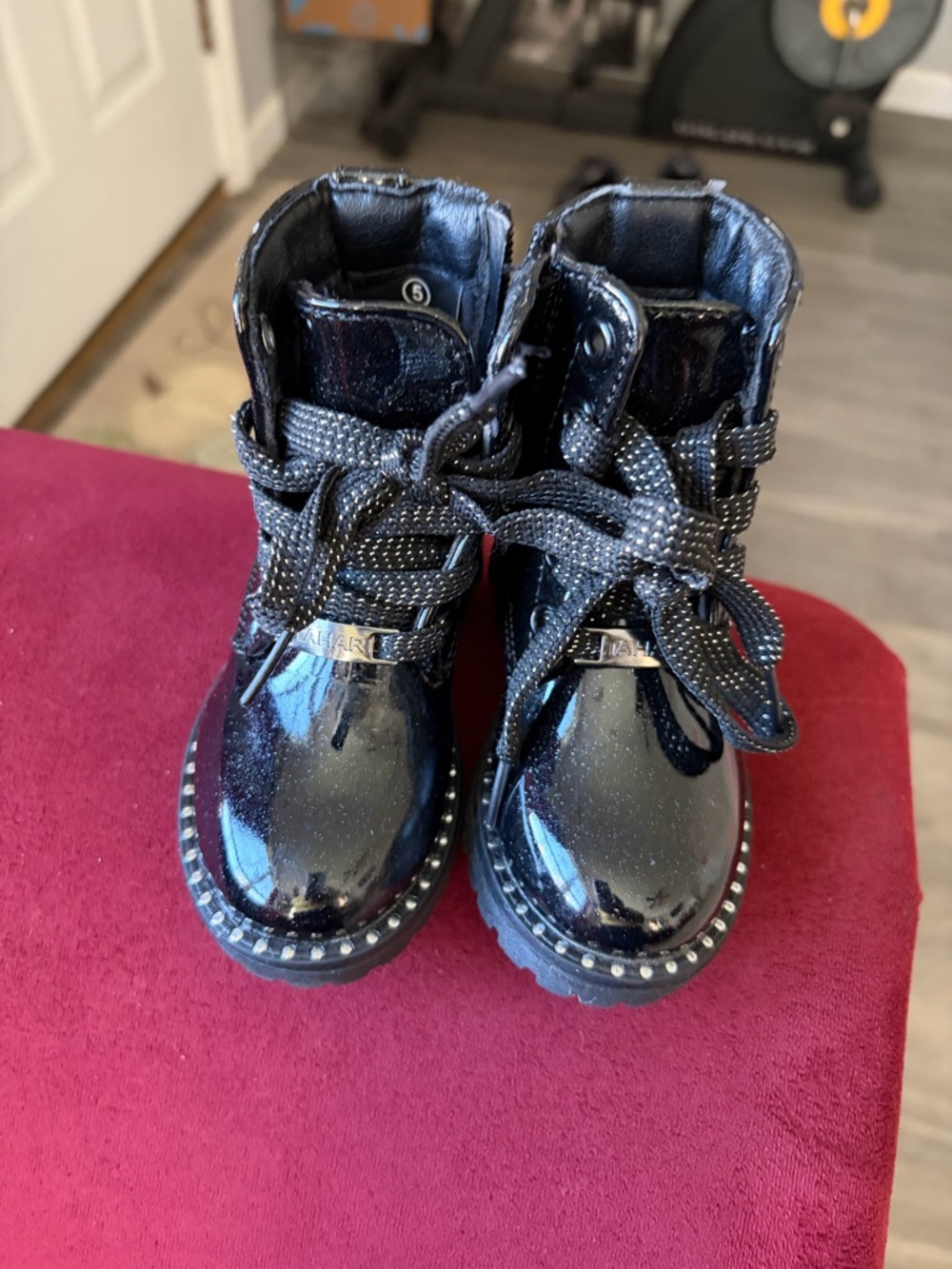Tahari Black Patent Kids Lace-Up Ankle Boots with Stud Trim. Size 5.